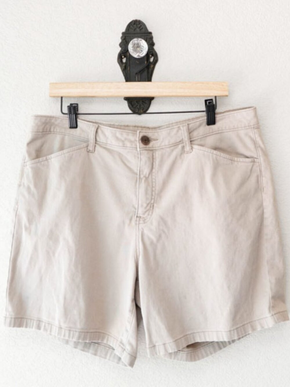 St Johns Bay Khaki Shorts Women Size 16 7 Inch Inseam Classic Casual Summer Beig